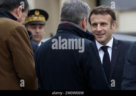 Fontaine-le-Comte, Westfrankreich. 08/12/2022, Präsident Emmanuel Macron trifft am 8. Dezember 2022 im Rathaus in Fontaine-le-Comte im Westen Frankreichs ein, um den Picta'Bus zu besuchen, ein mobiles Präventionsgerät für Teenager. Foto: Stephane Lemouton/Pool/ABACAPRESS.COM Stockfoto