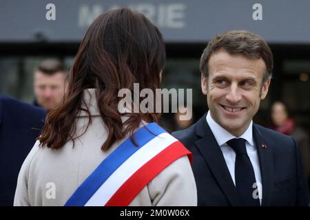 Fontaine-le-Comte, Westfrankreich. 08/12/2022, Präsident Emmanuel Macron trifft am 8. Dezember 2022 im Rathaus in Fontaine-le-Comte im Westen Frankreichs ein, um den Picta'Bus zu besuchen, ein mobiles Präventionsgerät für Teenager. Foto: Stephane Lemouton/Pool/ABACAPRESS.COM Stockfoto