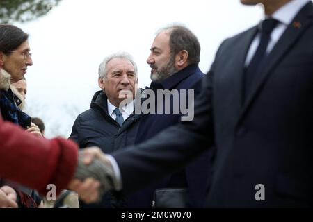 Fontaine-le-Comte, Westfrankreich. 08/12/2022, Präsident Emmanuel Macron, flankiert von Gesundheitsminister Francois Braun und Francois Bayrou, trifft am 8. Dezember 2022 im Rathaus in Fontaine-le-Comte im Westen Frankreichs ein, um den Picta'Bus zu besuchen, ein mobiles Präventionsgerät für Jugendliche. Foto: Stephane Lemouton/Pool/ABACAPRESS.COM Stockfoto