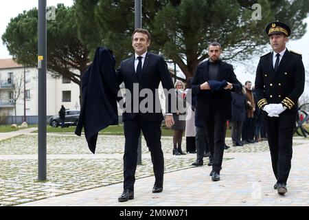 Fontaine-le-Comte, Westfrankreich. 08/12/2022, Präsident Emmanuel Macron trifft am 8. Dezember 2022 im Rathaus in Fontaine-le-Comte im Westen Frankreichs ein, um den Picta'Bus zu besuchen, ein mobiles Präventionsgerät für Teenager. Foto: Stephane Lemouton/Pool/ABACAPRESS.COM Stockfoto
