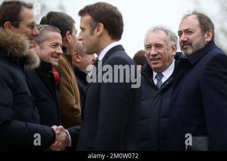 Fontaine-le-Comte, Westfrankreich. 08/12/2022, Präsident Emmanuel Macron, flankiert von Gesundheitsminister Francois Braun und Francois Bayrou, trifft am 8. Dezember 2022 im Rathaus in Fontaine-le-Comte im Westen Frankreichs ein, um den Picta'Bus zu besuchen, ein mobiles Präventionsgerät für Jugendliche. Foto: Stephane Lemouton/Pool/ABACAPRESS.COM Stockfoto
