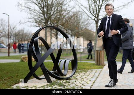 Fontaine-le-Comte, Westfrankreich. 08/12/2022, Präsident Emmanuel Macron trifft am 8. Dezember 2022 im Rathaus in Fontaine-le-Comte im Westen Frankreichs ein, um den Picta'Bus zu besuchen, ein mobiles Präventionsgerät für Teenager. Foto: Stephane Lemouton/Pool/ABACAPRESS.COM Stockfoto