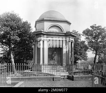 Ein klassisches Schwarz-Weiß-Foto aus dem späten 19.. Jahrhundert mit dem Robert Burns Mausoleum in St. Michaels Friedhof in Dumfries, Schottland. Stockfoto