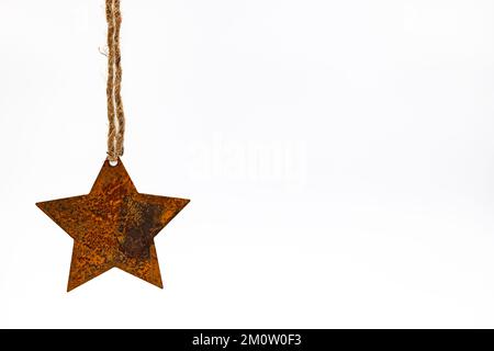 Grußkarte mit Stern für Weihnachten oder Adventant auf weißem Hintergrund im Studio Stockfoto