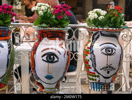 Farbenfrohe, traditionelle, große Keramik-Blumentöpfe mit bemalten Gesichtern, Taormina, Sizilien, Italien Stockfoto