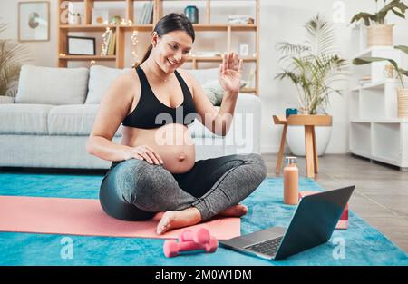 Yoga, schwangere Frau und Meditation mit Laptop, Online-Kurs und Videoanruf für Wellness und Gesundheit. Schwangerschaft, pc und ruhige Frau mit Zen, Bewegung Stockfoto