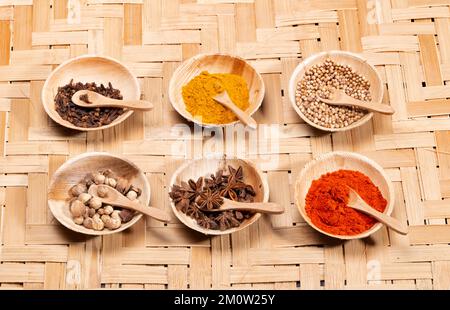 Asiatische Gewürze, Gewürze und Gewürze auf Bambus. Stockfoto