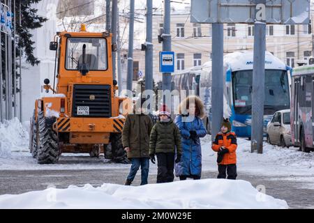 Winter service Traktor reinigen der Fahrbahn Vereisung in stürmischen schnee  winter Tag zu verhindern. Schnee Zyklon in Europa Stockfotografie - Alamy