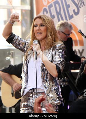 **DATEIFOTO** Celine Dion enthüllt die Diagnose einer unheilbaren neurologischen Störung. NEW YORK, NY-Juli 22: Celine Dion tritt auf der NBC's Today Show Citi Concert Series im Rockefeller Center in New York auf. NY 22. Juli 2016. Kredit: RW/MediaPunch Stockfoto