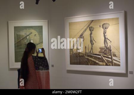 Dhaka. 8.. Dezember 2022. Ein Besucher fotografiert Kunstwerke während einer Kunstausstellung, die herrliche Holzschnitte auf Papier zeigt, die früheste Form des chinesischen Drucks, bei dem Holzblöcke verwendet werden, am 5. Dezember 2022 in Dhaka, Bangladesch. PASSEND zu „Feature: Young Bangladeshi artist Shows magnificent Chinese Woodcut Art“. Kredit: Xinhua/Alamy Live News Stockfoto