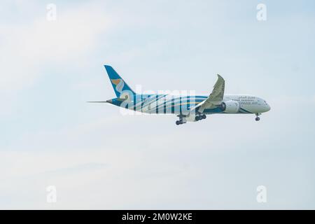 SAMUT PRAKAN, THAILAND-14. OKTOBER 2022 : Oman Air-Verkehrsflugzeug, das am Himmel fliegt. Passagierflugzeug, das starten oder landen wird. Nationale Fluggesellschaft Stockfoto