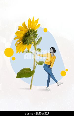 Kreatives Foto 3D Collage Poster Postkartenbild einer jungen, wunderschönen Dame steht in der Nähe einer großen Sonnenblume isoliert auf Malhintergrund Stockfoto