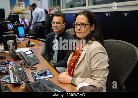HOUSTON, TEXAS, USA - 01. Dezember 2022 - Artemis I-Fluglotsen bei Orion Retrograde Abflug. Chief Flight Director Emily Nelson ist da Stockfoto