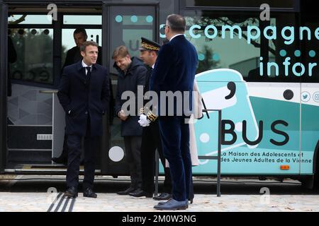 Fontaine-le-Comte, Westfrankreich. 08/12/2022, Präsident Emmanuel Macron besucht am 8. Dezember 2022 den Picta'Bus, ein mobiles Präventionsgerät für Teenager in Fontaine-le-Comte, Westfrankreich. Foto: Stephane Lemouton/Pool/ABACAPRESS.COM Stockfoto
