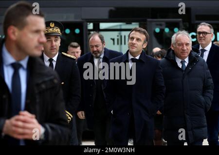 Fontaine-le-Comte, Westfrankreich. 08/12/2022, Präsident Emmanuel Macron, flankiert von Gesundheitsminister Francois Braun und Francois Bayrou, besucht am 8. Dezember 2022 in Fontaine-le-Comte, Westfrankreich, den Picta'Bus, ein mobiles Präventionsgerät für Teenager. Foto: Stephane Lemouton/Pool/ABACAPRESS.COM Stockfoto