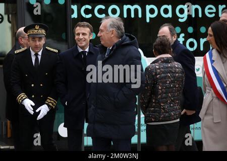 Fontaine-le-Comte, Westfrankreich. 08/12/2022, Präsident Emmanuel Macron, flankiert von Gesundheitsminister Francois Braun und Francois Bayrou, besucht am 8. Dezember 2022 in Fontaine-le-Comte, Westfrankreich, den Picta'Bus, ein mobiles Präventionsgerät für Teenager. Foto: Stephane Lemouton/Pool/ABACAPRESS.COM Stockfoto