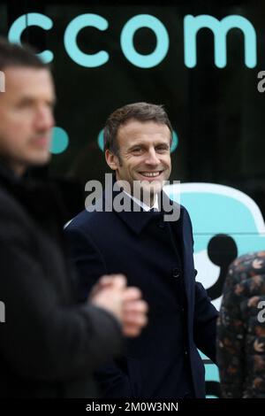 Fontaine-le-Comte, Westfrankreich. 08/12/2022, Präsident Emmanuel Macron besucht am 8. Dezember 2022 den Picta'Bus, ein mobiles Präventionsgerät für Teenager in Fontaine-le-Comte, Westfrankreich. Foto: Stephane Lemouton/Pool/ABACAPRESS.COM Stockfoto