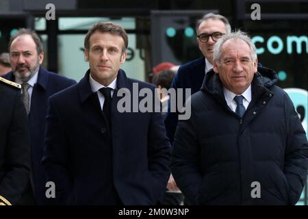 Fontaine-le-Comte, Westfrankreich. 08/12/2022, Präsident Emmanuel Macron, flankiert von Gesundheitsminister Francois Braun und Francois Bayrou, besucht am 8. Dezember 2022 in Fontaine-le-Comte, Westfrankreich, den Picta'Bus, ein mobiles Präventionsgerät für Teenager. Foto: Stephane Lemouton/Pool/ABACAPRESS.COM Stockfoto