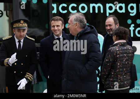 Fontaine-le-Comte, Westfrankreich. 08/12/2022, Präsident Emmanuel Macron, flankiert von Gesundheitsminister Francois Braun und Francois Bayrou, besucht am 8. Dezember 2022 in Fontaine-le-Comte, Westfrankreich, den Picta'Bus, ein mobiles Präventionsgerät für Teenager. Foto: Stephane Lemouton/Pool/ABACAPRESS.COM Stockfoto