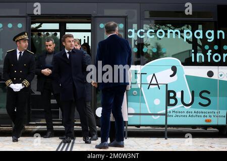 Fontaine-le-Comte, Westfrankreich. 08/12/2022, Präsident Emmanuel Macron besucht am 8. Dezember 2022 den Picta'Bus, ein mobiles Präventionsgerät für Teenager in Fontaine-le-Comte, Westfrankreich. Foto: Stephane Lemouton/Pool/ABACAPRESS.COM Stockfoto