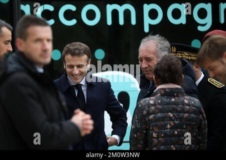Fontaine-le-Comte, Westfrankreich. 08/12/2022, Präsident Emmanuel Macron, besucht am 8. Dezember 2022 neben Francois Bayrou den Picta'Bus, ein mobiles Präventionsgerät für Teenager in Fontaine-le-Comte, Westfrankreich. Foto: Stephane Lemouton/Pool/ABACAPRESS.COM Stockfoto
