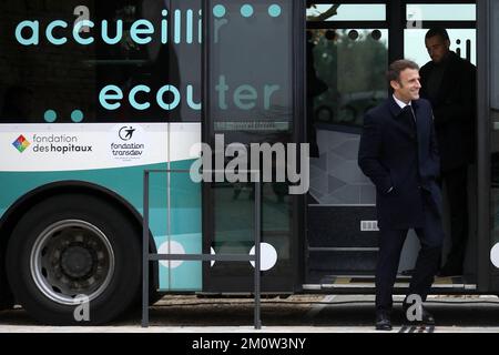 Fontaine-le-Comte, Westfrankreich. 08/12/2022, Präsident Emmanuel Macron besucht am 8. Dezember 2022 den Picta'Bus, ein mobiles Präventionsgerät für Teenager in Fontaine-le-Comte, Westfrankreich. Foto: Stephane Lemouton/Pool/ABACAPRESS.COM Stockfoto