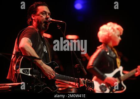 Durham, North Carolina, USA. 7.. Dezember 2022. Jesse Dayton tritt zusammen mit der amerikanischen Sängerin/Songwriterin/Gitarrist Samantha Fish im Durham Performing Arts Center in Durham, NC, auf. Fish's Alben und Brandstiftungen zeigen verschiedene Genres, darunter Blues, Rock, Country, Funk, bluegrass und Balladen. Fish und Dayton haben sich zusammengetan, um „˜The Stardust Sessions “ zu veröffentlichen, und starteten am 3. Dezember eine nordamerikanische Tour. (Kreditbild: © Bob Karp/ZUMA Press Wire) Stockfoto