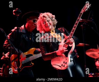 Durham, North Carolina, USA. 7.. Dezember 2022. Die amerikanische Sängerin/Songwriterin/Gitarrist Samantha Fish tritt mit Jesse Dayton im Durham Performing Arts Center in Durham, NC, auf. Fish's Alben und Brandstiftungen zeigen verschiedene Genres, darunter Blues, Rock, Country, Funk, bluegrass und Balladen. Fish und Dayton haben sich zusammengetan, um „˜The Stardust Sessions “ zu veröffentlichen, und starteten am 3. Dezember eine nordamerikanische Tour. (Kreditbild: © Bob Karp/ZUMA Press Wire) Stockfoto