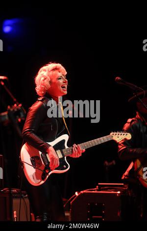 Durham, North Carolina, USA. 7.. Dezember 2022. Die amerikanische Sängerin/Songwriterin/Gitarrist Samantha Fish tritt mit Jesse Dayton im Durham Performing Arts Center in Durham, NC, auf. Fish's Alben und Brandstiftungen zeigen verschiedene Genres, darunter Blues, Rock, Country, Funk, bluegrass und Balladen. Fish und Dayton haben sich zusammengetan, um „˜The Stardust Sessions “ zu veröffentlichen, und starteten am 3. Dezember eine nordamerikanische Tour. (Kreditbild: © Bob Karp/ZUMA Press Wire) Stockfoto