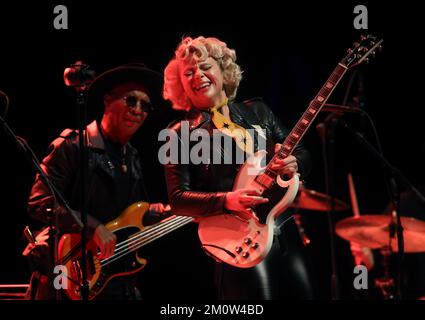 Durham, North Carolina, USA. 7.. Dezember 2022. Die amerikanische Sängerin/Songwriterin/Gitarrist Samantha Fish tritt mit Jesse Dayton im Durham Performing Arts Center in Durham, NC, auf. Fish's Alben und Brandstiftungen zeigen verschiedene Genres, darunter Blues, Rock, Country, Funk, bluegrass und Balladen. Fish und Dayton haben sich zusammengetan, um „˜The Stardust Sessions “ zu veröffentlichen, und starteten am 3. Dezember eine nordamerikanische Tour. (Kreditbild: © Bob Karp/ZUMA Press Wire) Stockfoto