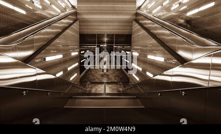 U-Bahn, U-Bahnstation, Verkehr, Hamburger Metro, Hamburger U-Bahn, Hamburg U-Bahn, Metro, Transport, U-Bahnhof oder moderne Architektur, U-Bahn Stockfoto