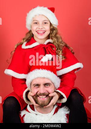 Glückliche Kindheit. Weihnachten Familienurlaub. Vater-weihnachtskonzept. Machen Sie Ihren Urlaub zu etwas ganz Besonderem. Feiern Sie weihnachten zusammen. Weihnachtsfamilie Stockfoto