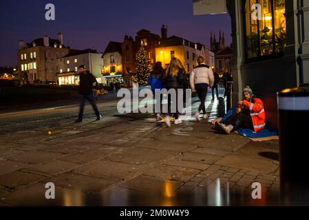 Ein Obdachloser bettelte auf den Straßen von Royal Windsor an Weihnachten in Berkshire, England, UK Credit Simon Dack Stockfoto