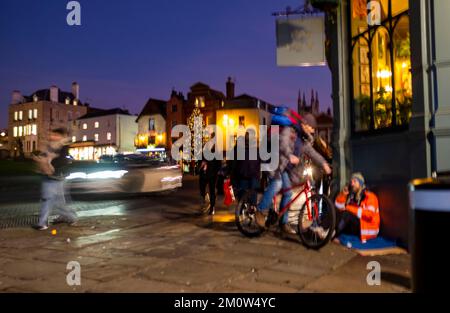 Ein Obdachloser, der an Weihnachten in Berkshire, England, Großbritannien auf den Straßen von Royal Windsor bettelt, mit dem Unschärfeeffekt Credit Simon Dack Stockfoto