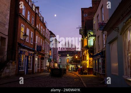 Royal Windsor bei Nacht mit Mond über dem Himmel in Berkshire, England, Großbritannien Stockfoto