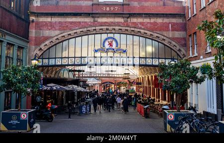 Windsor Royal Shopping Arkade und Station in Christmas Berkshire , England , Großbritannien Stockfoto