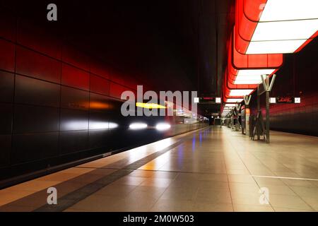 U-Bahn, U-Bahnstation, Verkehr, Hamburger Metro, Hamburger U-Bahn, Hamburg U-Bahn, Metro, Transport, U-Bahnhof oder moderne Architektur, U-Bahn Stockfoto