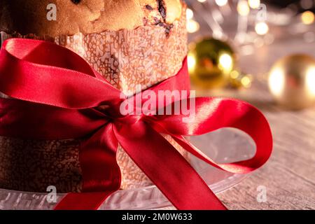 Kuchen mit Obst und Schokoladenchips auf einem Holztisch, dekoriert zu Weihnachten. Selbst gemachtes Weihnachtsbrot auf unscharfem Hintergrund, Kopierbereich. Stockfoto