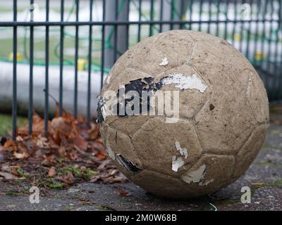 Fußball auf dem Bolzplatz - ein Hauch von Straßenfußball! Stockfoto