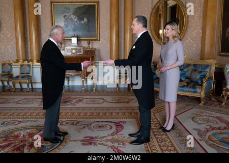 König Karl III. Empfängt seine Exzellenz den Botschafter der Republik Litauen, Herrn Eitvydas Bajarunas und Frau Giedre Zickyte, während einer Audienz im Buckingham Palace, London. Foto: Donnerstag, 8. Dezember 2022. Stockfoto