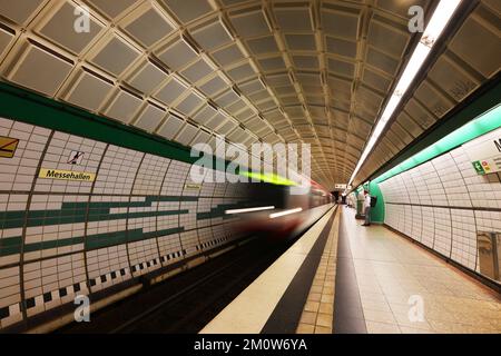 U-Bahn, U-Bahnstation, Verkehr, Hamburger Metro, Hamburger U-Bahn, Hamburg U-Bahn, Metro, Transport, U-Bahnhof oder moderne Architektur, U-Bahn Stockfoto