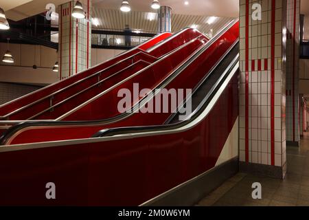 U-Bahn, U-Bahnstation, Verkehr, Hamburger Metro, Hamburger U-Bahn, Hamburg U-Bahn, Metro, Transport, U-Bahnhof oder moderne Architektur, U-Bahn Stockfoto