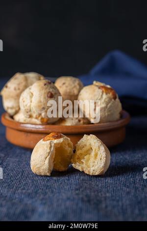 Chipa, typisches Paraguayanisches Käsebrot, in der Mitte geöffnet Stockfoto