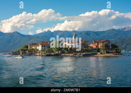 Isola Pescatori, im Sommer sehen Sie Isola dei Pescatori - oder Fischerinsel - eine der Borromeo-Inseln am Lago Maggiore, Piemont, Italien Stockfoto