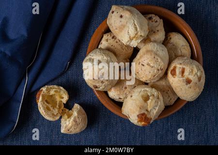 Draufsicht auf Chipa, typisches Paraguayanisches Käsebrot, in der Mitte geöffnet. Stockfoto