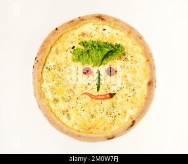 Vier Käsepizza mit knusprigen Kanten. Pizza mit Mozzarella Stockfoto