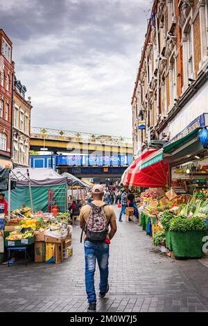 Ein Mann, der auf dem Markt in London spaziert Stockfoto