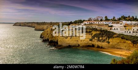 Carvoeiro Strand in Portugal an der Algarve Küste Stockfoto