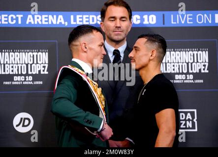 Der Boxpromoter Eddie Hearn sieht Josh Warrington (links) und Luis Alberto Lopez auf einer Pressekonferenz in Aspire, Leeds, gegenüberstehen. Foto: Donnerstag, 8. Dezember 2022. Stockfoto