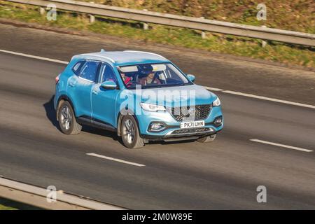 Eis auf fahrendem Fahrzeug   2021 Blue MG HS EXCITE PHEV AUTO Benzin-Elektro 10-Gang-Automatikgetriebe. Mattierte Autos an einem kalten Wintermorgen. Winter niedrige Temperaturen mit Frost im Dezember und kalte Fahrbedingungen auf der Autobahn M61, Großbritannien Stockfoto